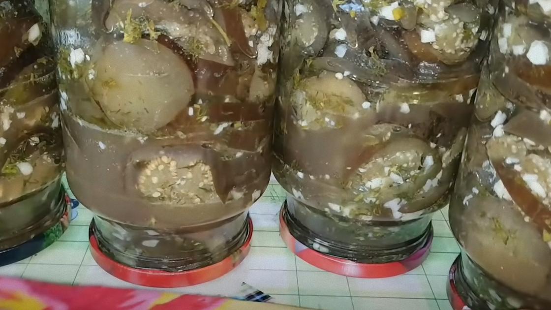 Перевернутые банки с баклажанами Перевернутые банки с баклажанами