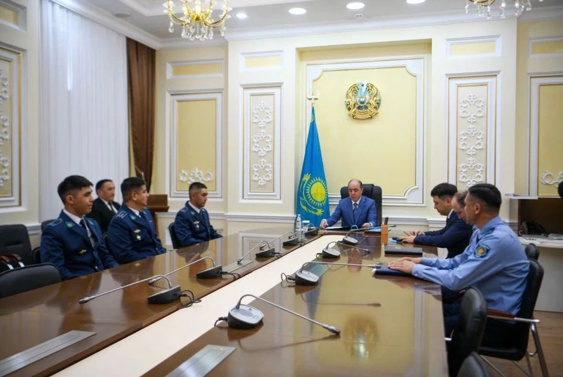 Аймақ басшысы төрт жасар баланы құтқарған полиция қызметкерлеріне құрмет көрсетті