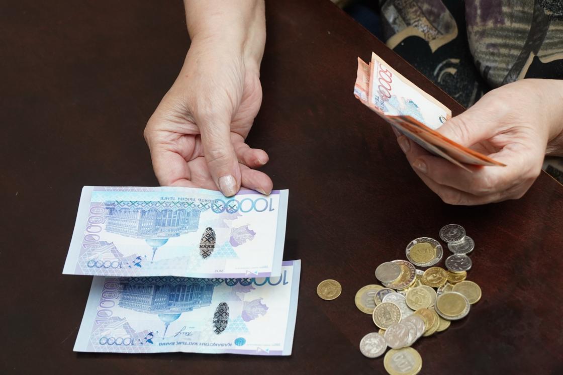 Женщина держит в руках деньги Женщина держит в руках деньги