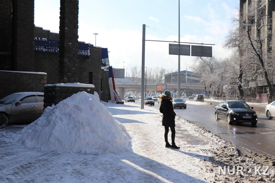 Слякоть в Алматы: после обильного снегопада в городе образовались лужи