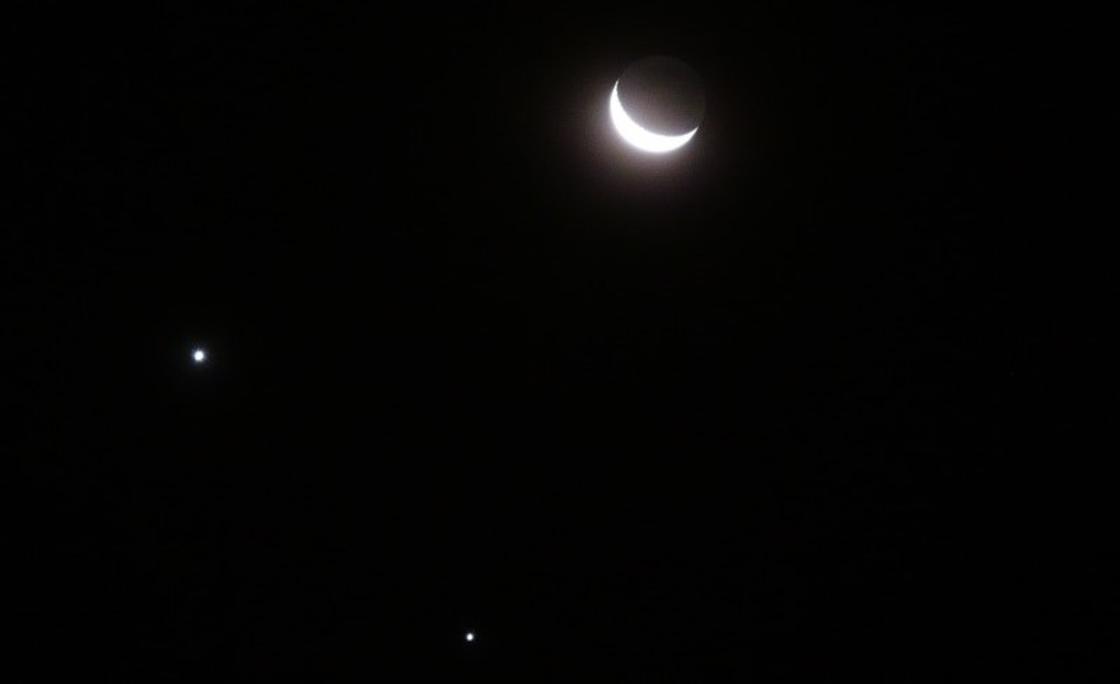Фотография соединения Луны, Венеры и Юпитера