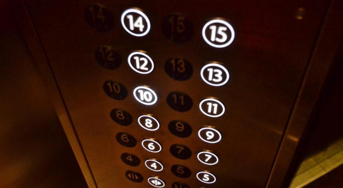 Пассажиры с детьми застряли в лифте и просили о помощи в Алматы