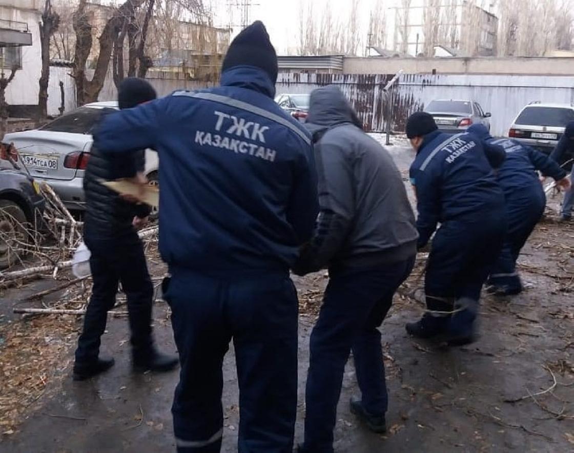 Ветер сорвал кровлю со зданий в Таразе Ветер сорвал кровлю со зданий в Таразе