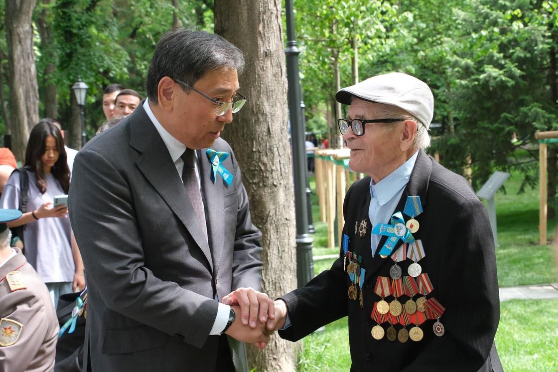 Ерболат Досаев и семья ветерана Ерболат Досаев и семья ветерана