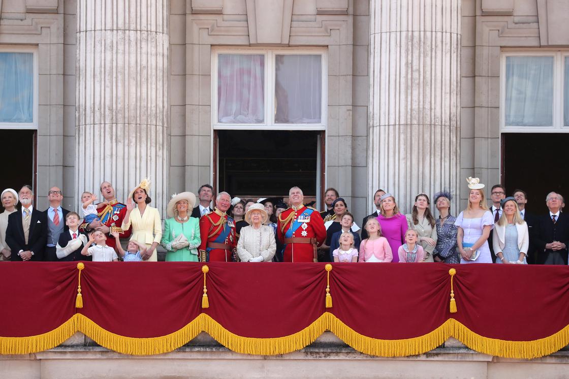 Королевская семья наблюдает за парадом самолетов в честь честь дня рождения королевы