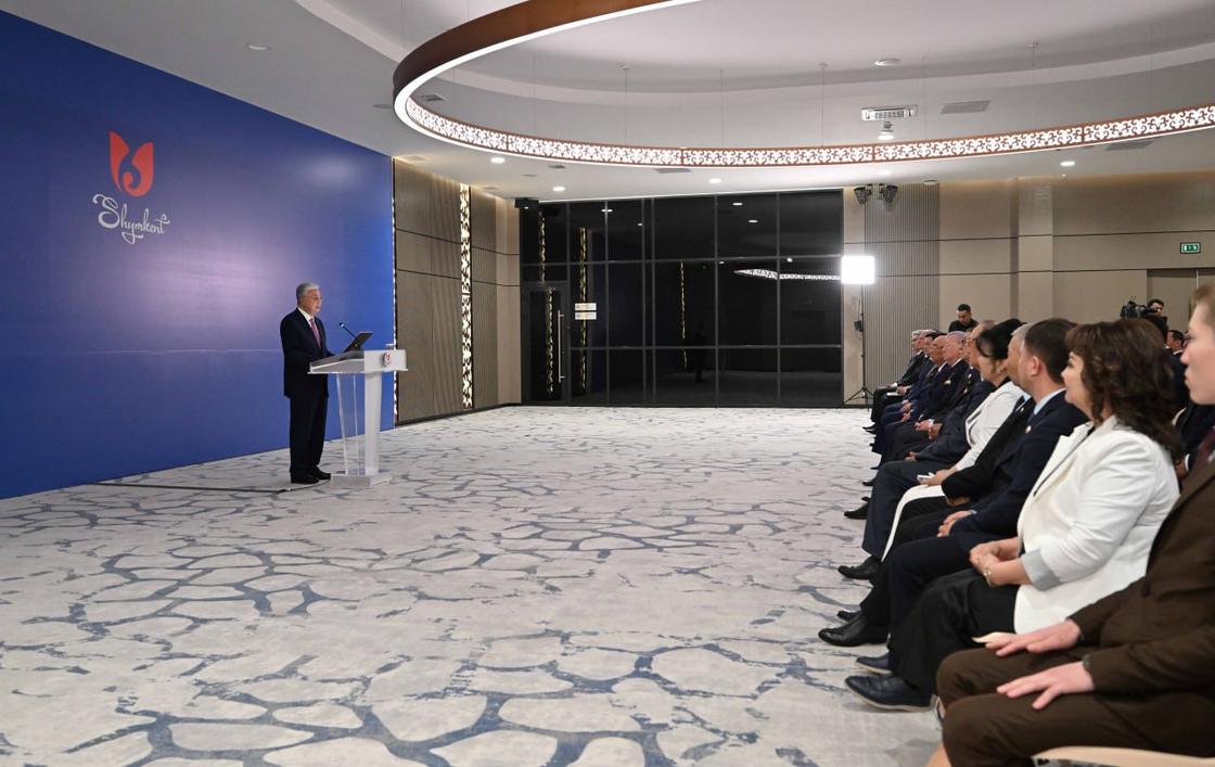 Президент қауым алында сөз сөйлеуде Президент қауым алында сөз сөйлеуде