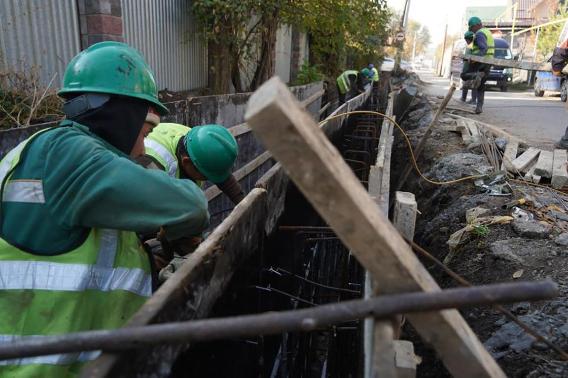 Рабочие делают канал в Таусамалы