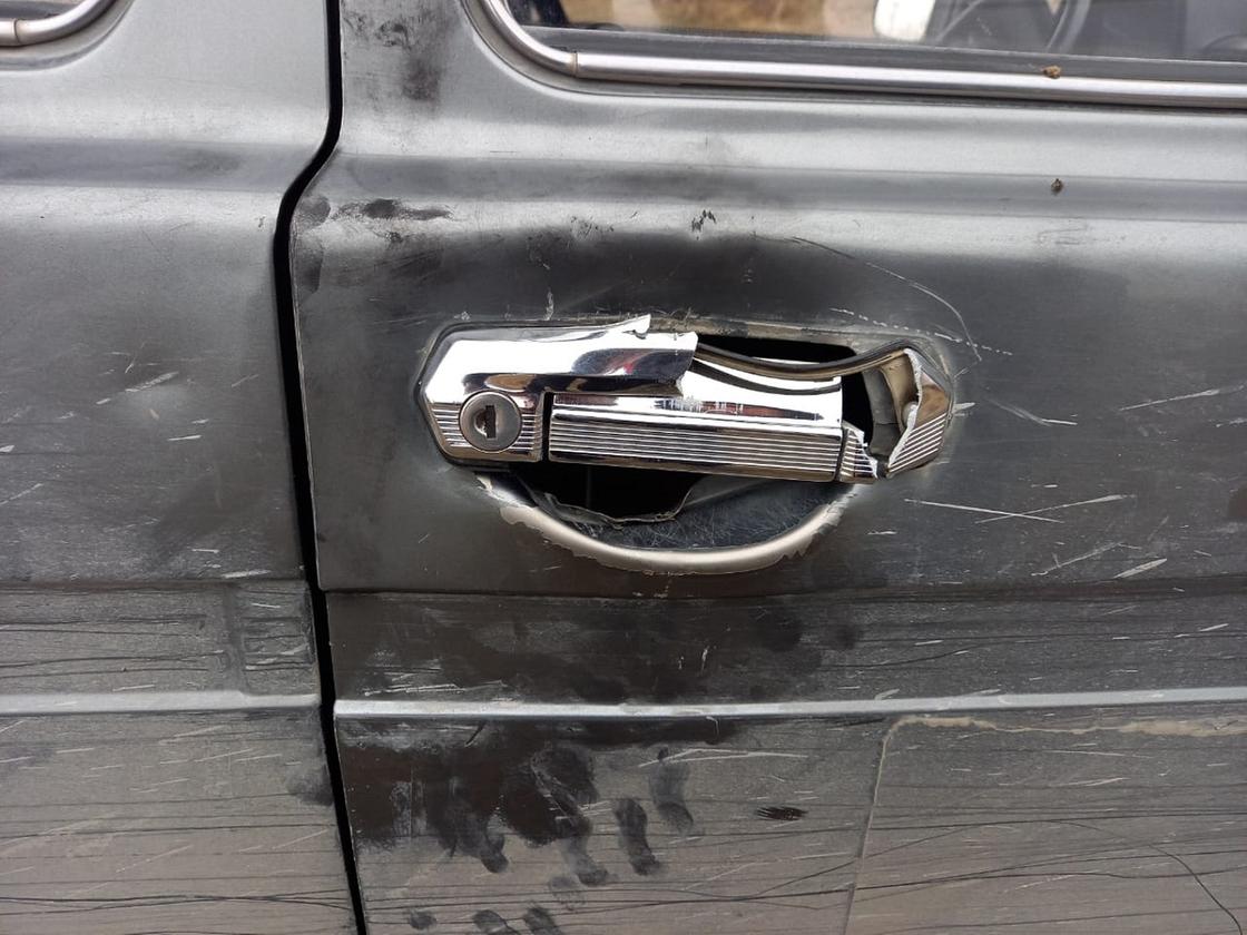 Автомобильная дверь с механическими повреждениями