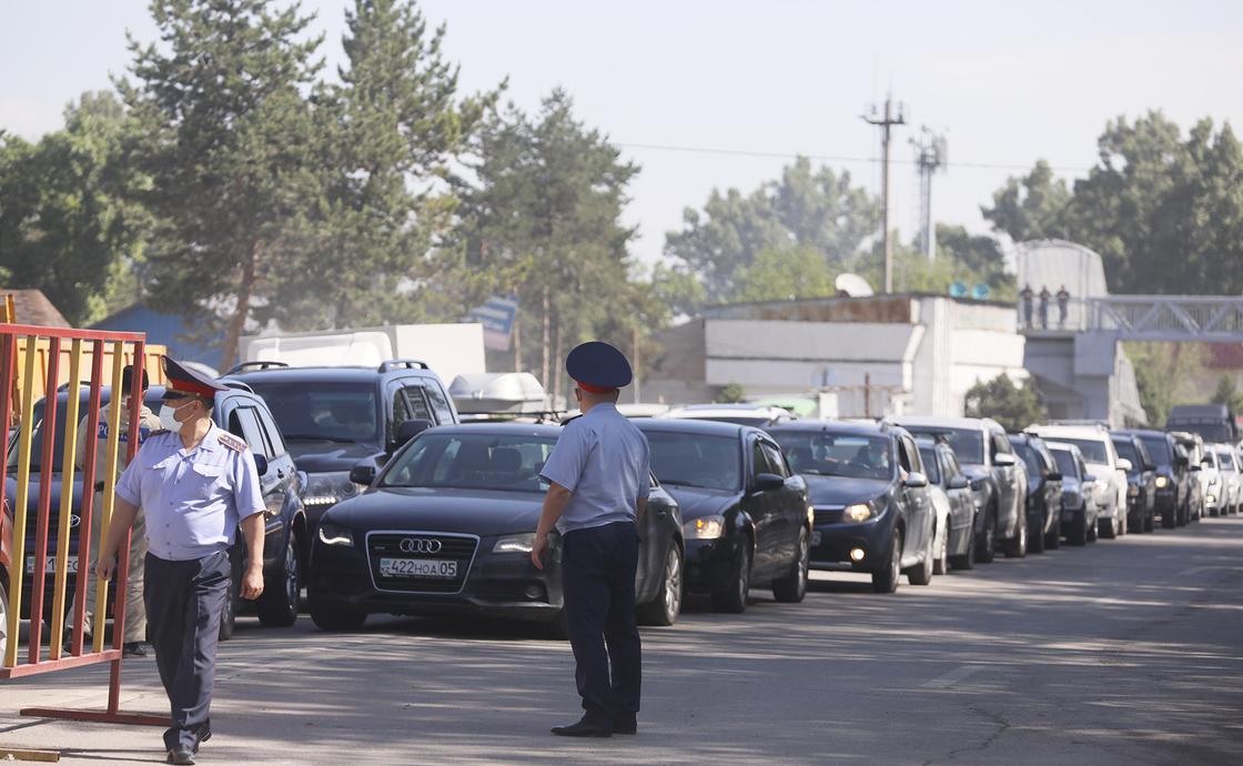 Почему усилили блокпосты на въездах в Алматы, объяснили в полиции (видео)