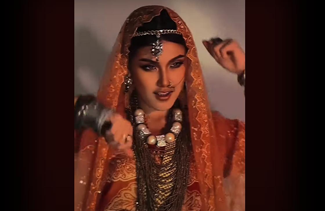 Девушка в красивом образе в индийском стиле с ярким макияжем