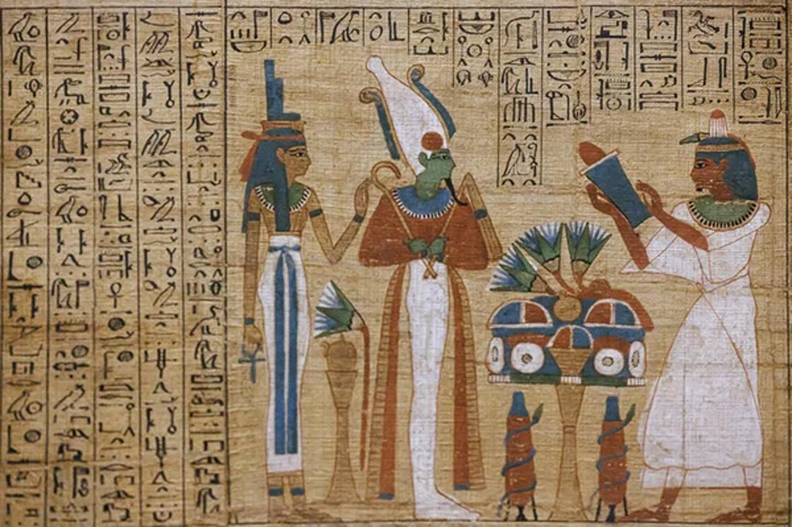 Иероглифы и фигуры на папирусе