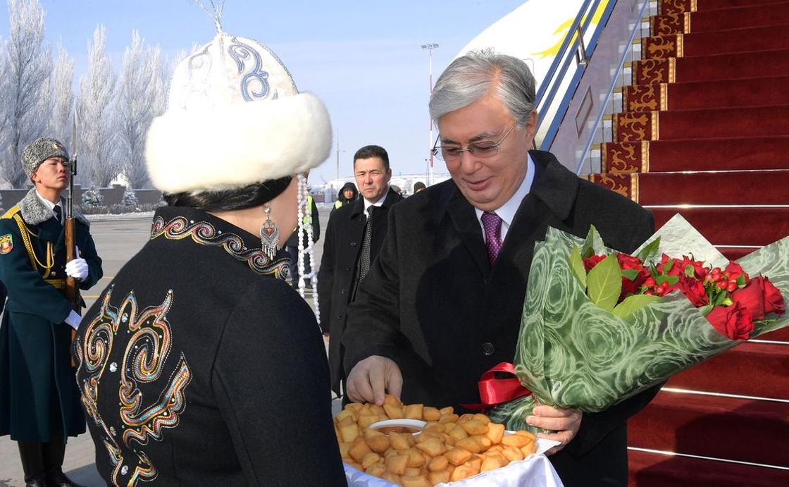 Токаев возложил цветы к могиле писателя Чингиза Айтматова в Бишкеке