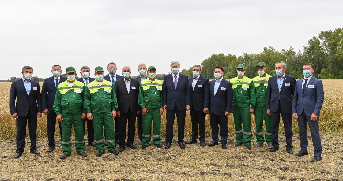 Касым-Жомарт Токаев на совместном фото с руководителями сельхозформирований и механизаторами