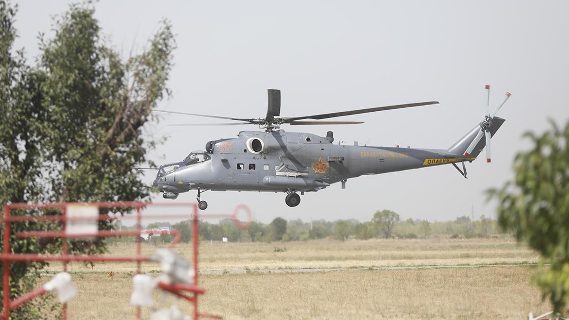 Вертолет МИ-35 летит над Алматы