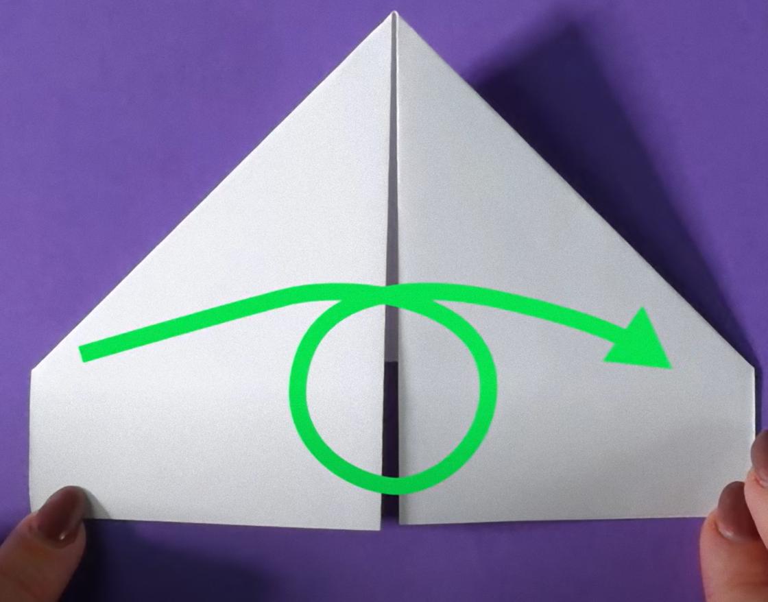 Двойной треугольник из белой бумаги с зеленой обратной стрелкой