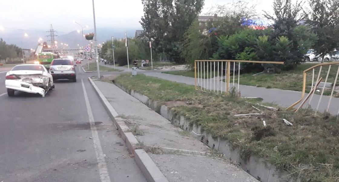 Перевернулся, снес трубу и забор: 6 человек пострадали в нескольких авариях в Алматы (фото)