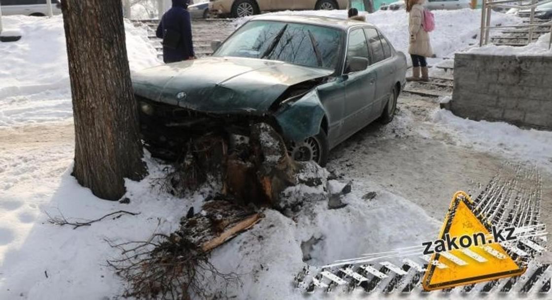 Водитель BMW вылетел на тротуар, едва не сбив пешеходов в Алматы (фото, видео)