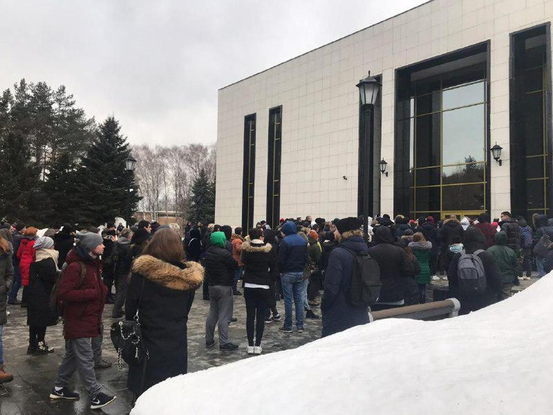 Сотни людей пришли чтобы проститься с Децлом в Москве (фото, видео)