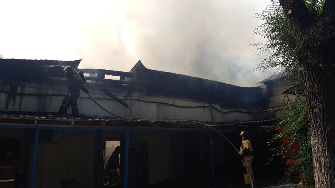 Пожарные тушат горящее здание