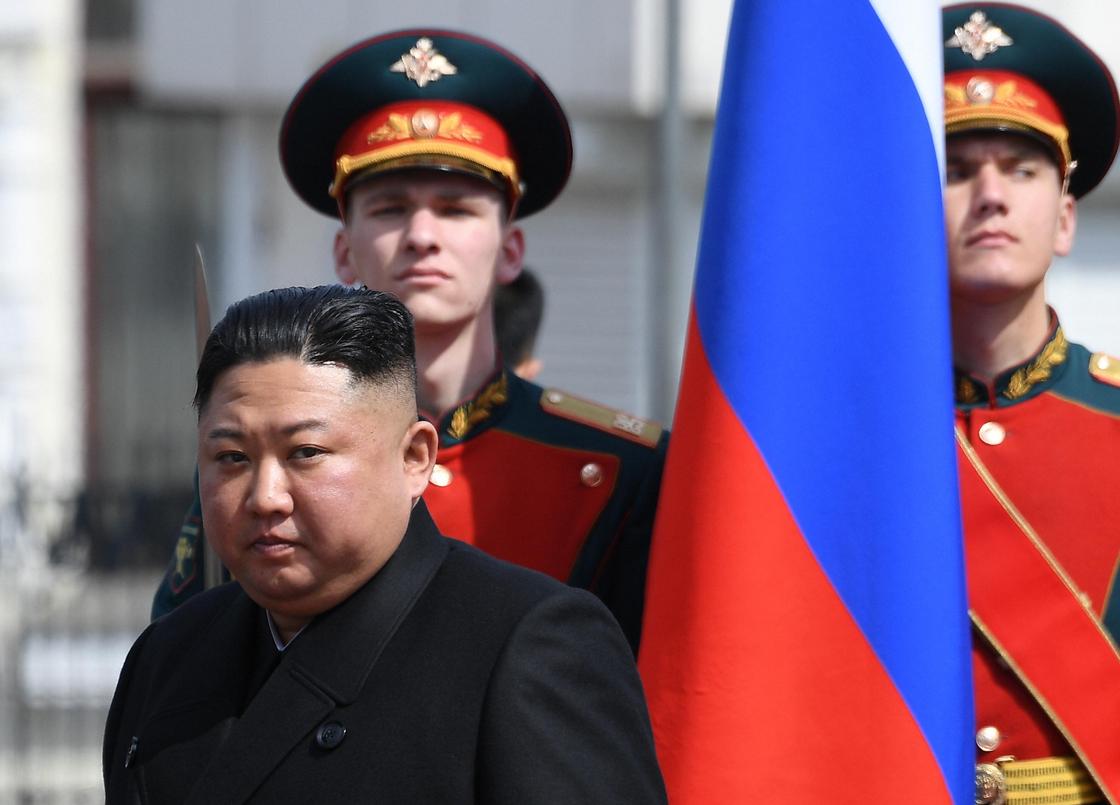 "Не может встать самостоятельно": экс-дипломат КНДР о состоянии Ким Чен Ына