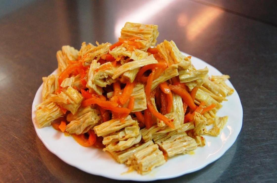 Мясо по корейски рецепт с морковью. Спаржа фучжу. Спаржа соевая корейская. Спаржа соевая по корейски. Соя, спаржа, морковь по корейски.