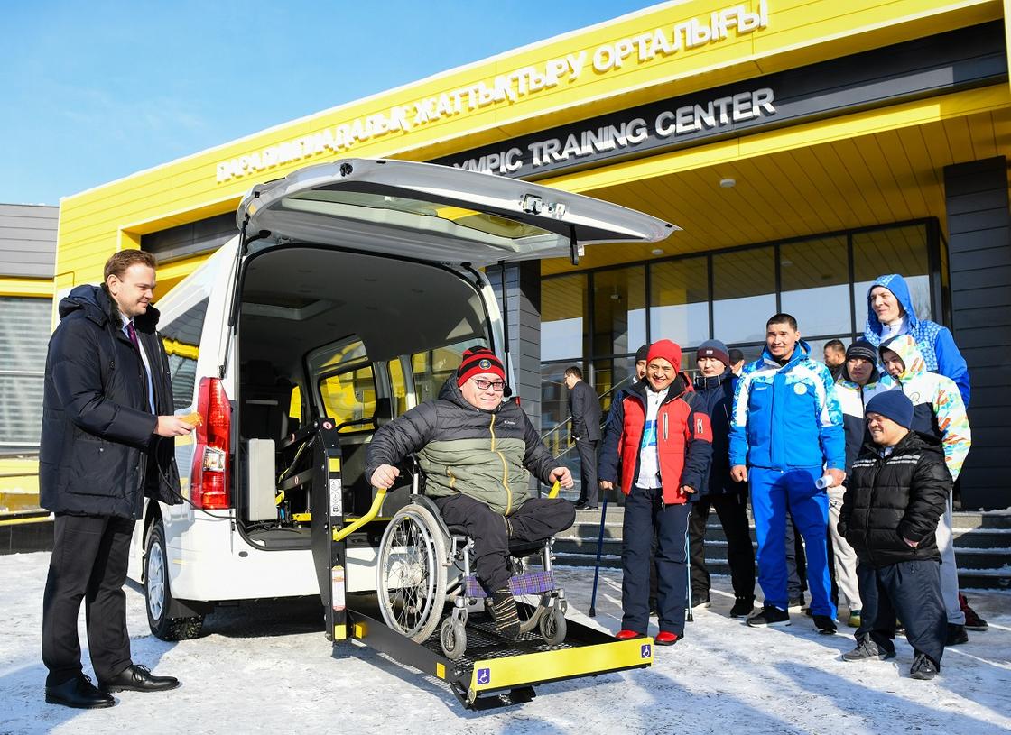 «Тойота Мотор Казахстан» подарила 6 микроавтобусов паралимпийскому комитету