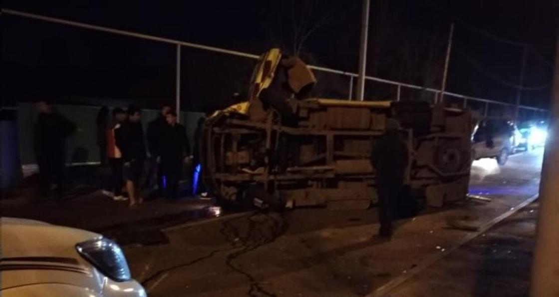 Скорая помощь перевернулась после ДТП в Алматы: два пострадавших (фото)