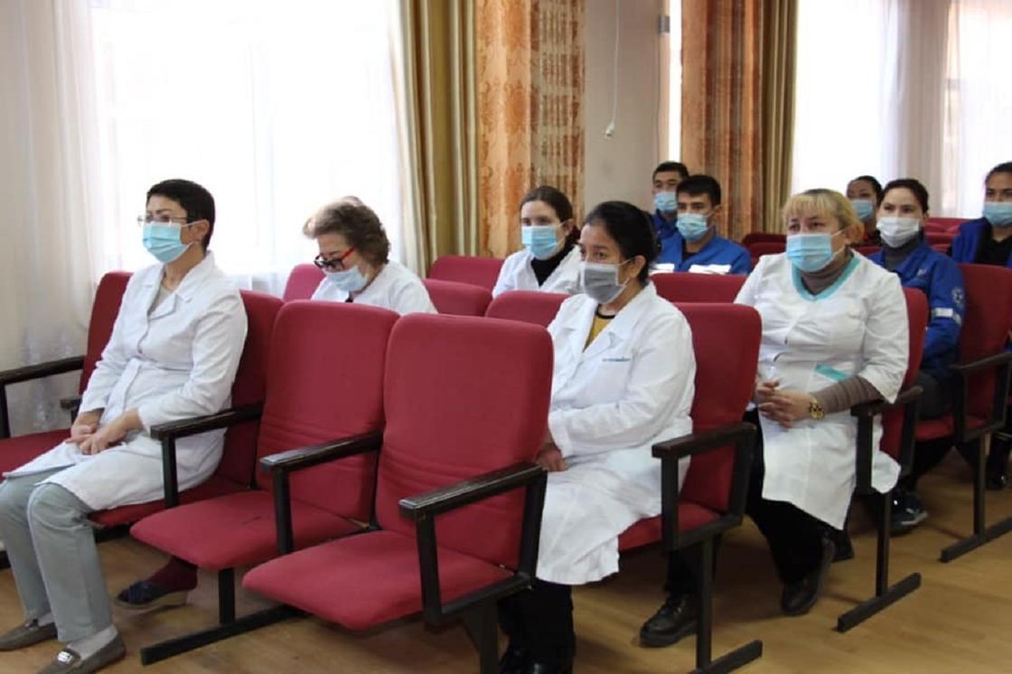 Депутаты встретились с медиками в Шымкенте