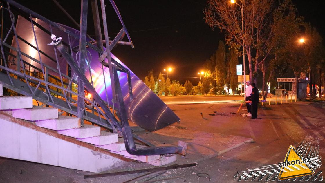 Избегал столкновения и вылетел на тротуар: 4 человека пострадали в ДТП в Алматы (фото)