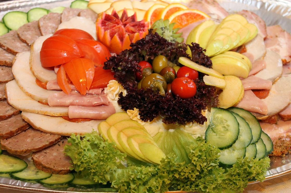 Нарезка мяса, овощей и фруктов