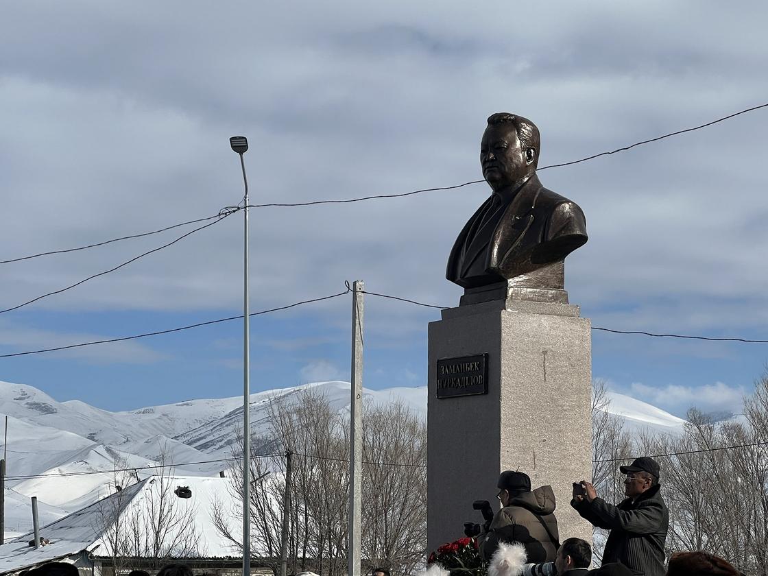 Заманбек Нұрқаділовке арналған ескерткіш-бюст