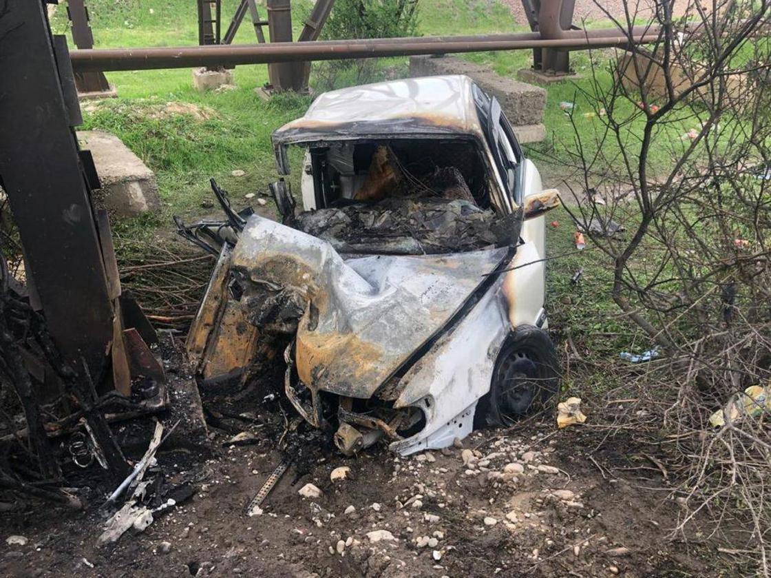 Машина загорелась от удара: пассажир погиб в ДТП на трассе Шымкент -Ленгер