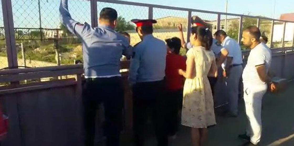Женщина пыталась спрыгнуть с моста в Туркестанской области