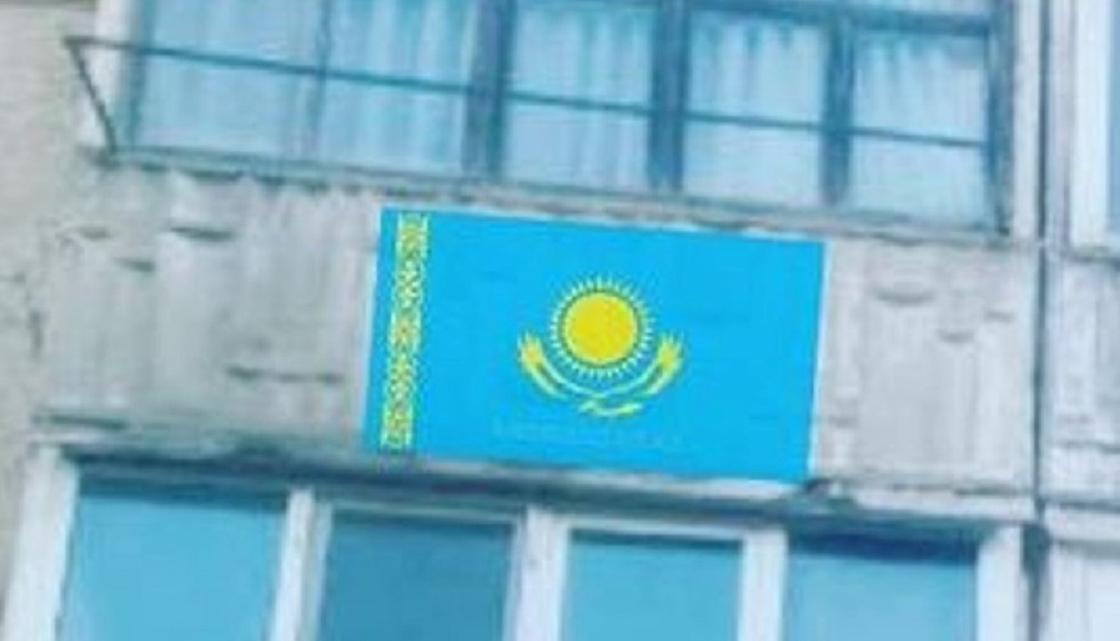 Флаги на доме в Алматинской области