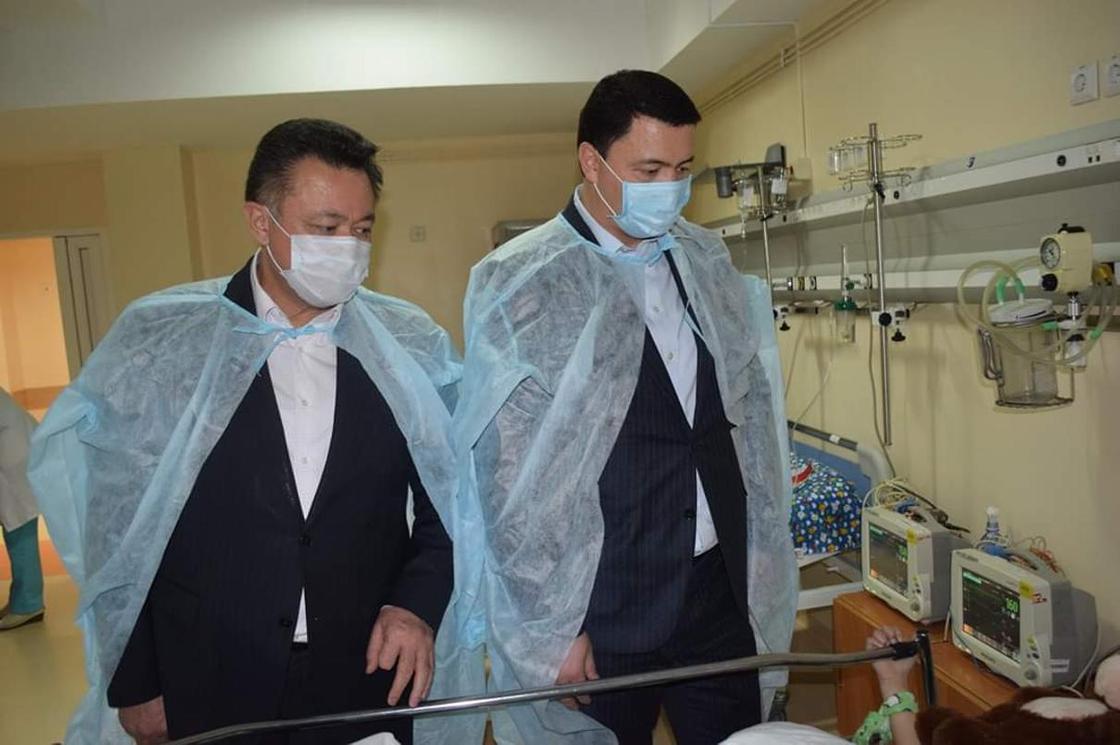 Крушение самолета в Алматы: вице-министр МЗ объехал больницы, в которых лежат пострадавшие