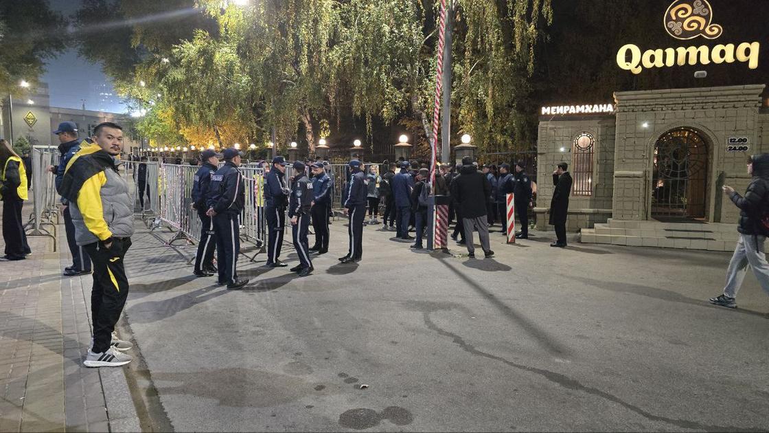 Сотрудники полиции перед Центральный стадион Алматы перед матчем с "Пафосом"
