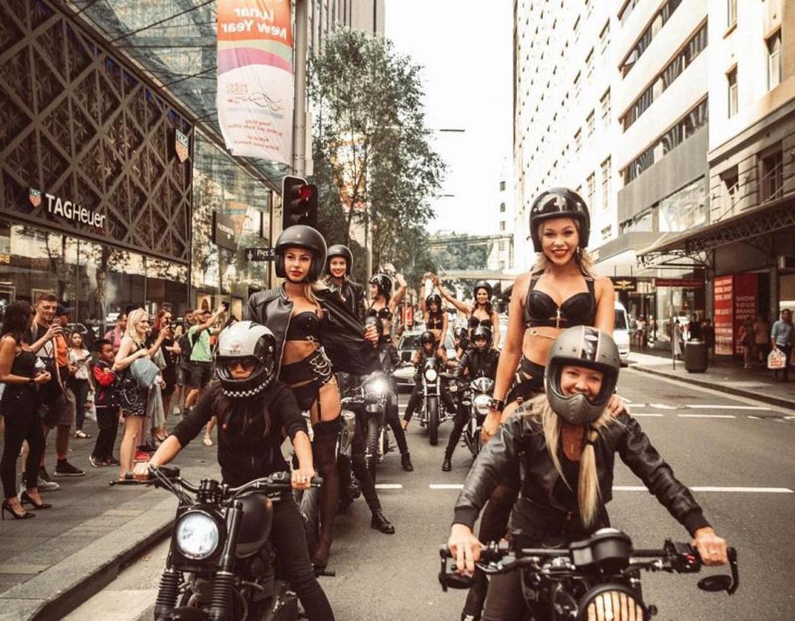 Свобода от стереотипов: горячие обнаженные красотки прокатились по Сиднею на байках