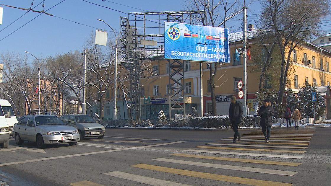 Билборд с Токаевым установили в центре Бишкека (фото)