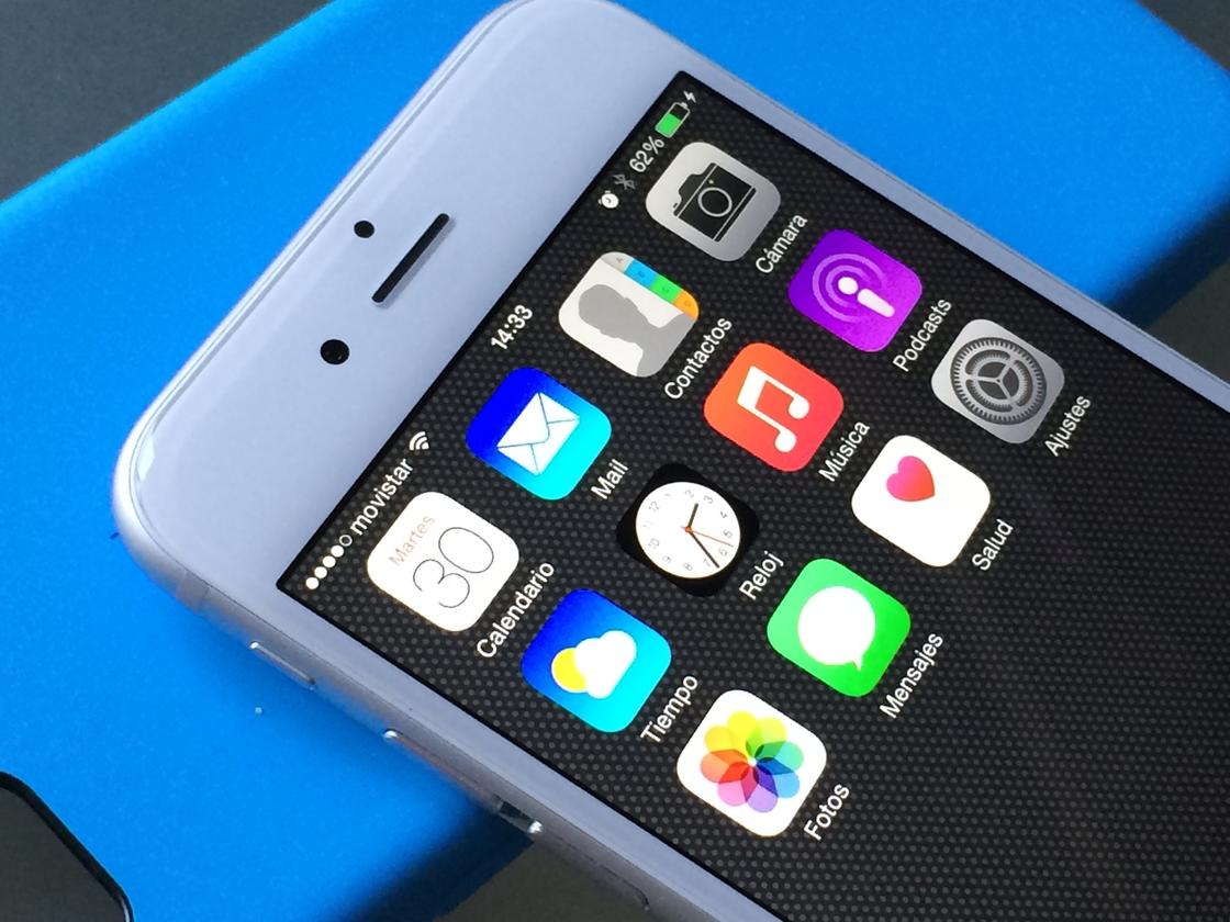 iOS iPhone серого цвета с активным экраном
