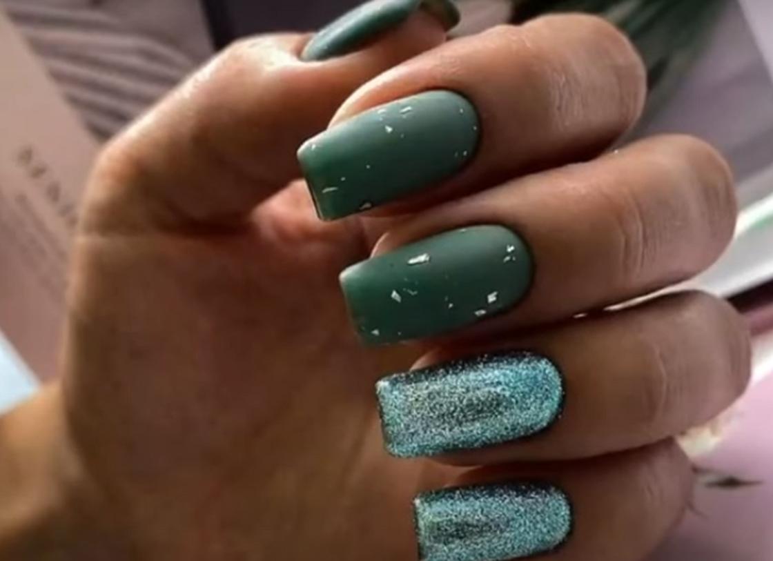 Длинные квадратные ногти, покрытые лаком изумрудно-зеленого оттенка и украшенные блестками