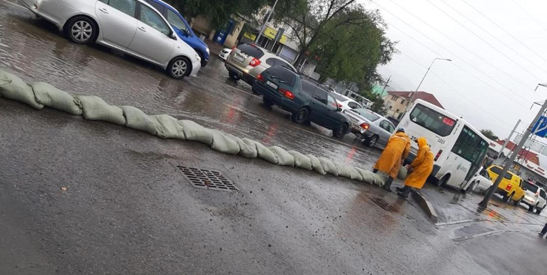 Алматы вновь затопило после дождей (фото) Алматы вновь затопило после дождей (фото)