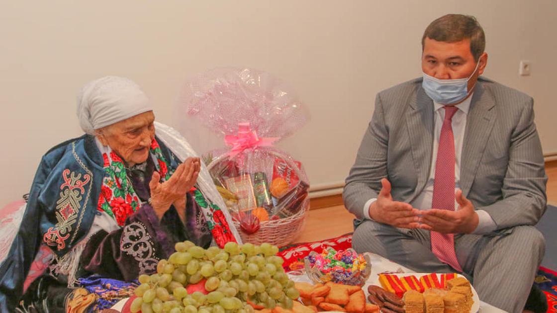 Глава города побывал в семье 87-летней Алма Акдаулетовой