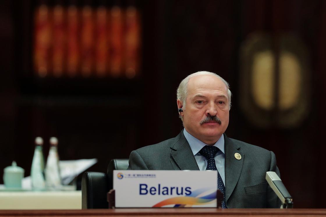 СМИ: Лукашенко обиделся на Путина и улетел с форума в Пекине
