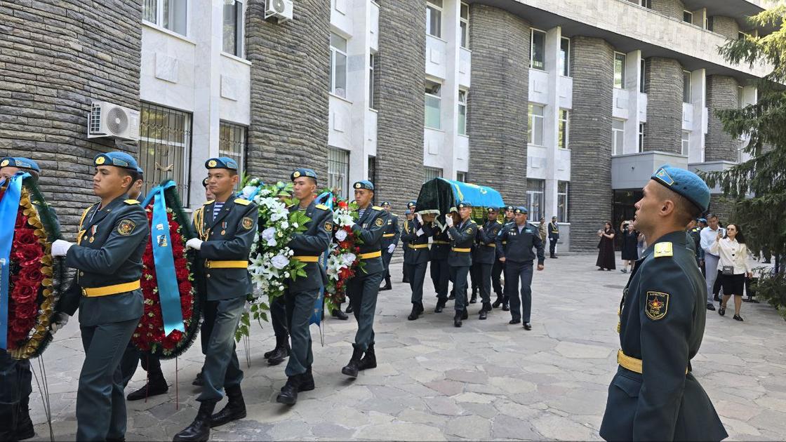 Вынос тобута с телом Талгата Мусабаева