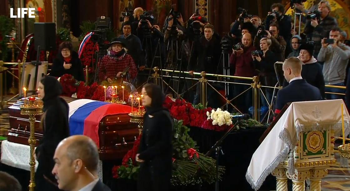 Москвичи прощаются с Юрием Лужковым Москвичи прощаются с Юрием Лужковым
