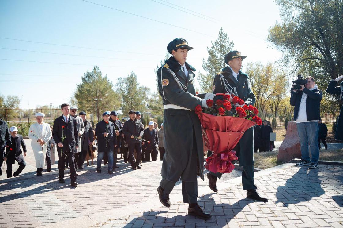 Открытие памятника Санжару Асфендиярову