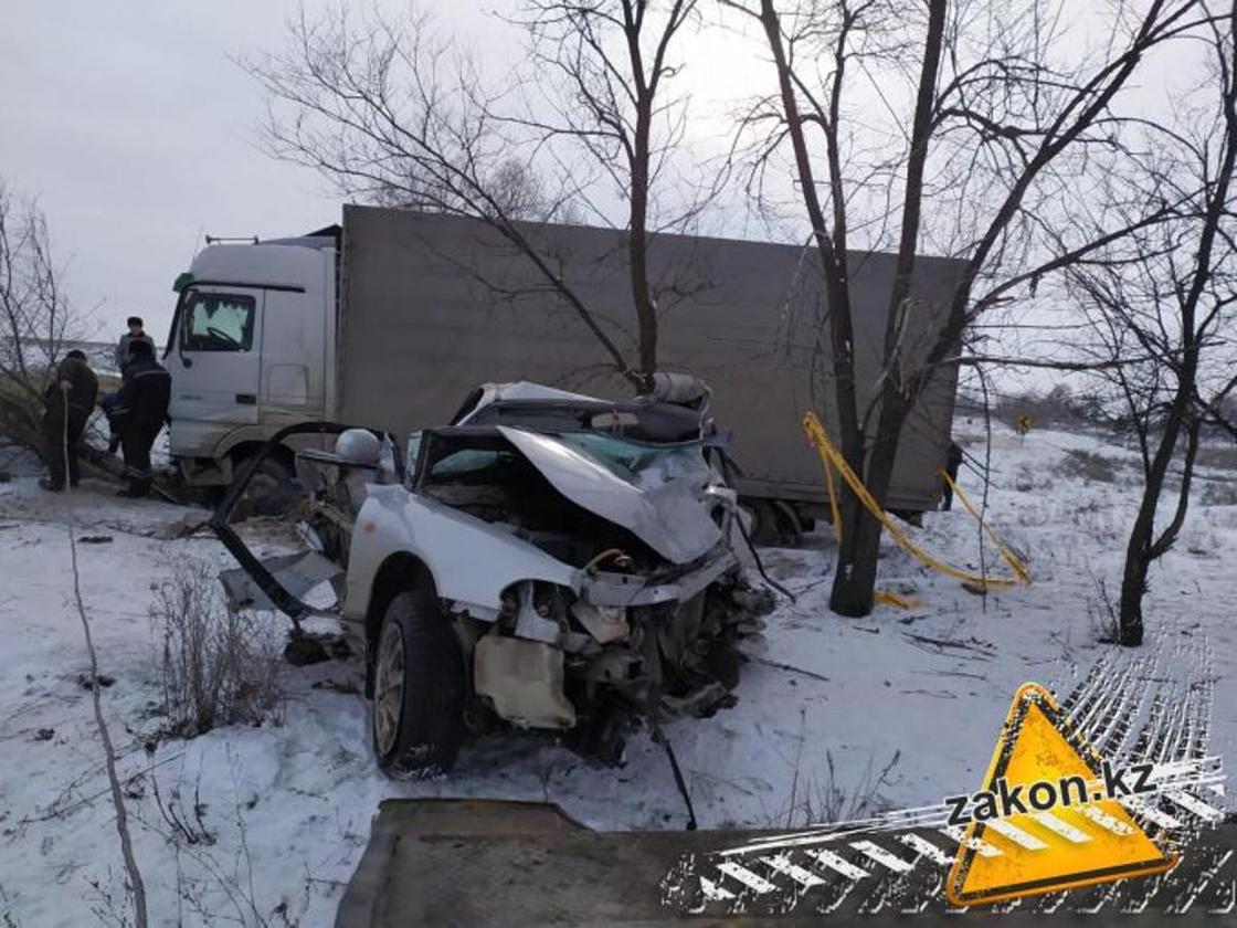Фура врезалась в легковушку в Алматинской области: два человека погибли