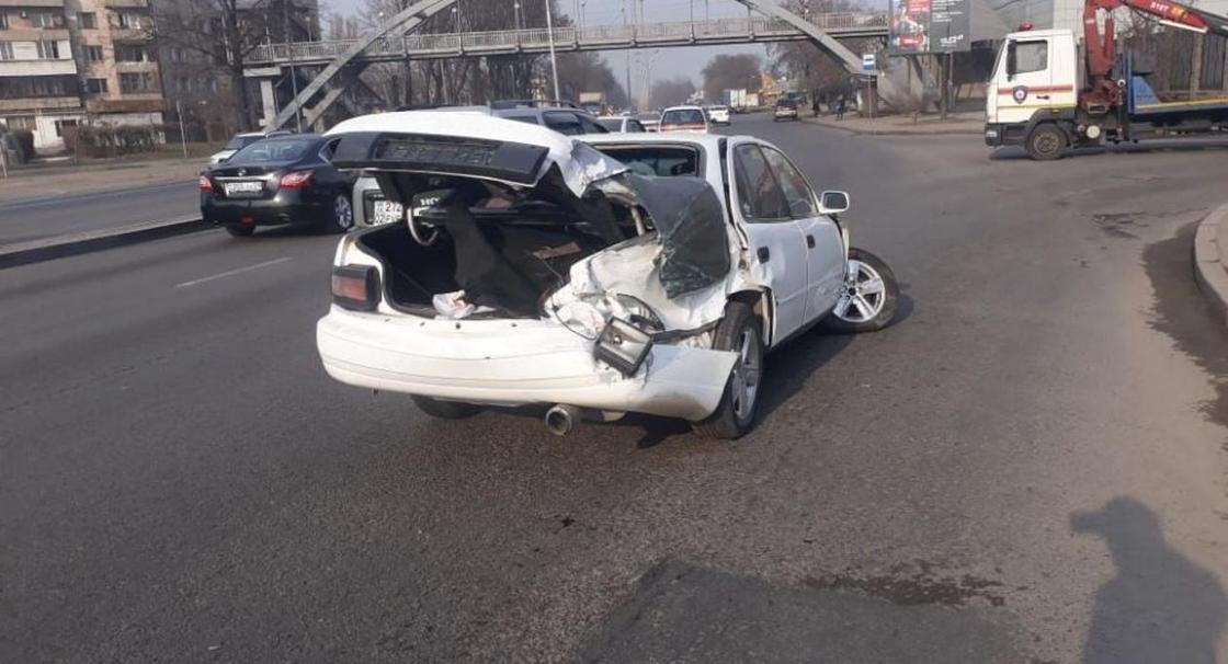 Пять человек пострадали в аварии с Toyota Camry и автобусом в Алматы (фото)