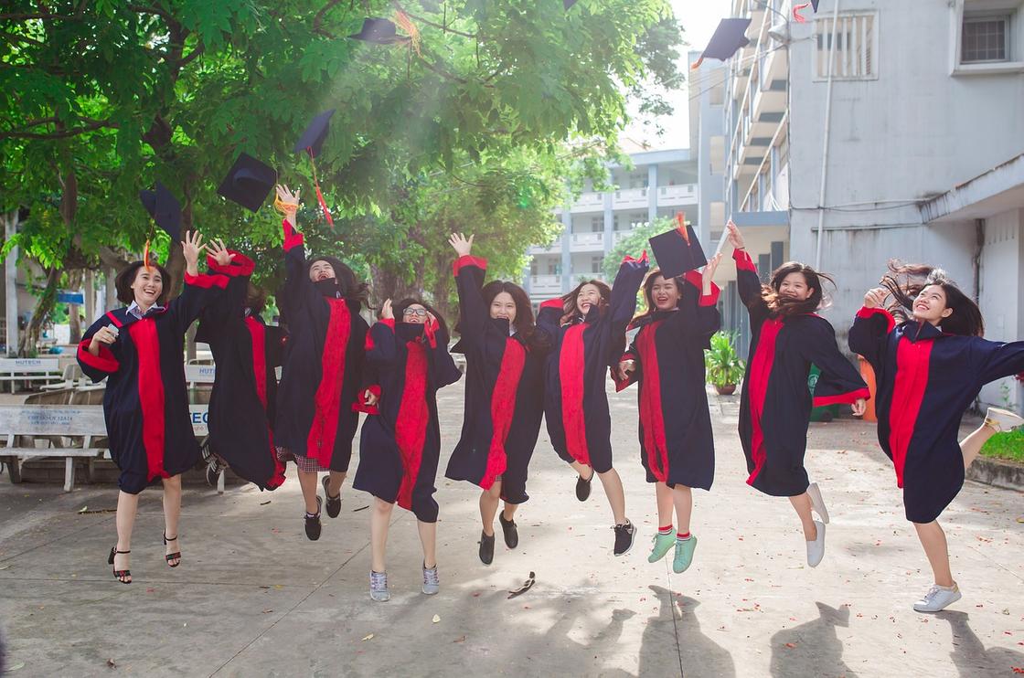 Счастливые выпускники вуза в академической форме