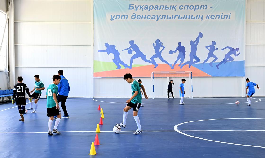 Дети тренируются в спортивном зале